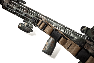 FRAG ОРУЖЕЙНЫЙ ТРЁХТОЧЕЧНЫЙ РЕМЕНЬ С КАРАБИНОМ И АНТАБКОЙ QD MAX COYOTE