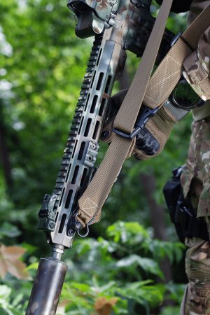 FRAG ОРУЖЕЙНЫЙ ТРЁХТОЧЕЧНЫЙ РЕМЕНЬ С КАРАБИНОМ И АНТАБКОЙ QD MAX COYOTE