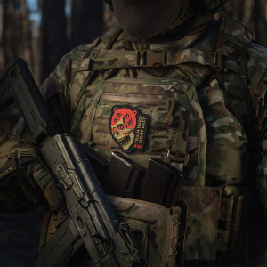 M-TAC НАШИВКА TRAIN HARD FIGHT EASY PVC BLACK/RED