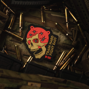 M-TAC НАШИВКА TRAIN HARD FIGHT EASY PVC BLACK/RED