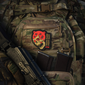 M-TAC НАШИВКА TRAIN HARD FIGHT EASY PVC BLACK/RED