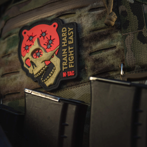 M-TAC НАШИВКА TRAIN HARD FIGHT EASY PVC BLACK/RED