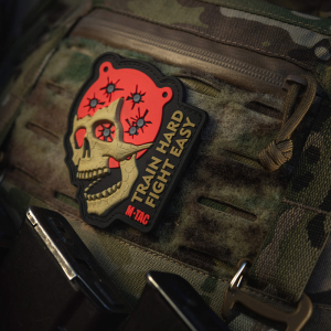 M-TAC НАШИВКА TRAIN HARD FIGHT EASY PVC BLACK/RED