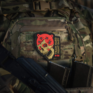 M-TAC НАШИВКА TRAIN HARD FIGHT EASY PVC BLACK/RED