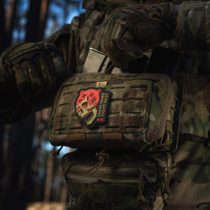 M-TAC НАШИВКА TRAIN HARD FIGHT EASY PVC BLACK/RED