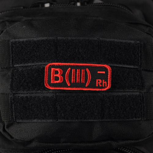 M-TAC НАШИВКА ГРУППА КРОВИ B(III) RH- ЧЕРНО-КРАСНАЯ