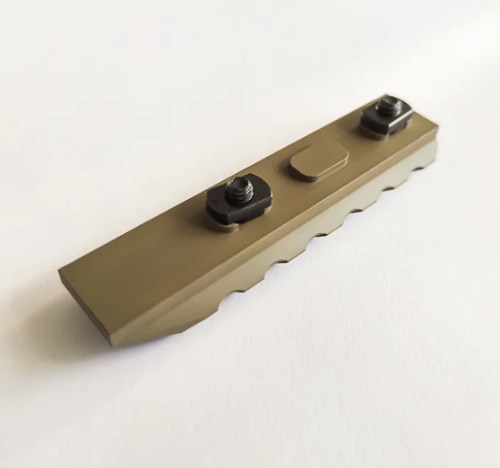 КРУК РЕЙКА ПИКАТИННИ С КРЕПЛЕНИЕМ M-LOK TAN (6 СЛОТОВ, 1 СКОС)